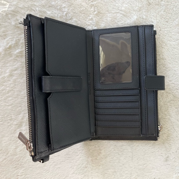 Michael Kors Wallet GUC - Picture 5 of 9